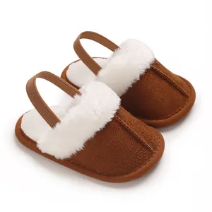 Detailaufnahme von braunen Babypantoffeln mit weißem Kunstfell und elastischem Band.