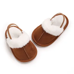 Warme braune Baby-Winterhausschuhe mit flauschigem weißem Rand und elastischem Fersenband.
