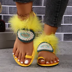 Sandali piatti estivi gialli da donna con piume soffici e fibbie con perle e strass