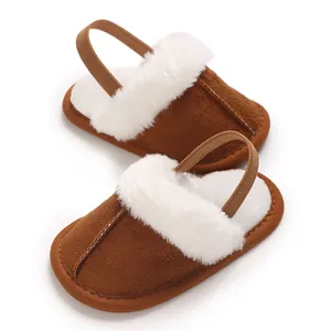 Detailansicht brauner Babyschuhe mit weichem Kunstfellfutter und elastischen Fersenriemen