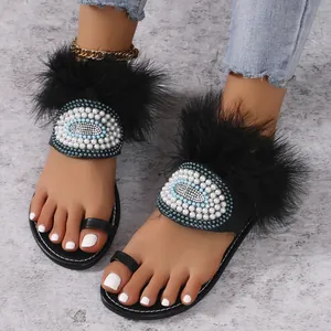 Sandali bassi neri con pelliccia sintetica e decorazione occhio di perle e strass