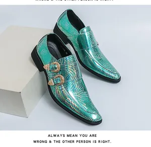 Κοντινό πλάνο ανδρικών παπουτσιών monk strap με ιριδίζον πράσινο μοτίβο φολίδων