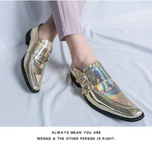 Λεπτομερής όψη από χρυσά μυτερά ανδρικά μοκασίνια με ολογραφική υφή από δέρμα φιδιού.