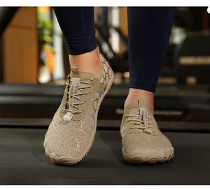 Vista dettagliata delle scarpe da acqua beige traspiranti con motivo a nido d'ape