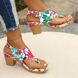 Seitenansicht Damen-Sandalen mit Blumenmuster, Zehensteg und Schnallenverschluss