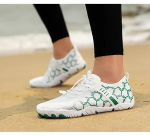 Dettaglio di scarpe da acqua bianche traspiranti con motivo esagonale verde e lacci rapidi