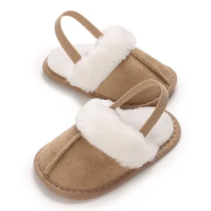 Nahaufnahme von warmen Baby-Winterschuhen mit weichem Kunstfellfutter und Gummiband