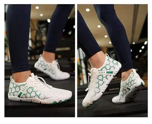 Dettaglio di scarpe da scoglio traspiranti con motivo a nido d'ape su tapis roulant