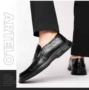 Zijaanzicht van zwarte herenleren zakelijke loafers met een stijlvol luchtkussen detail