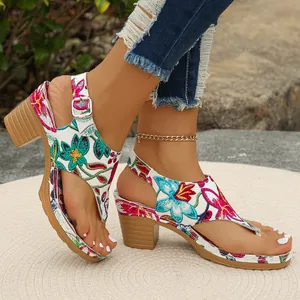 Elegante weiße Sandalen mit hohen Absätzen und bunten Blumenstickereien für Damen