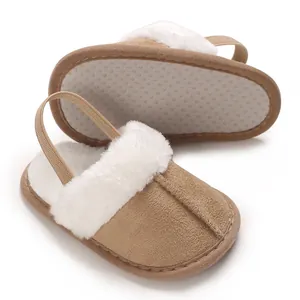 Weiche beige Babyschuhe mit weißem Kunstfellfutter und rutschfester Sohle für Kleinkinder