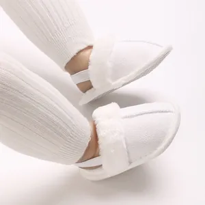 Detailansicht der weißen plüschigen Fütterung und weichen Sohle der Babyschuhe
