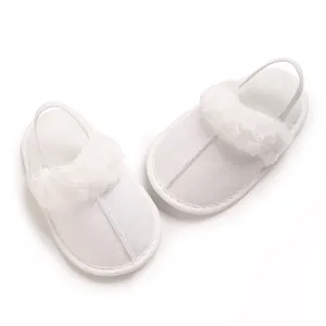 Nahaufnahme der weißen Winter-Babyschuhe mit Kunstpelzbesatz und elastischem Band.