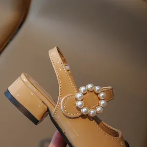 Sandali da principessa in vernice beige per bambina con fibbia di perle decorative