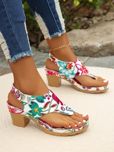 Detaillierte Ansicht der floralen Zehentrenner-Sandalen mit Keilabsatz für Damen
