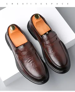 Bovenaanzicht van premium bruine leren penny loafers inclusief houten schoenspanners