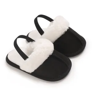 Detailansicht gemütlicher Baby-Winterschuhe mit weißem Kunstfell und schwarzen Gummibändern.