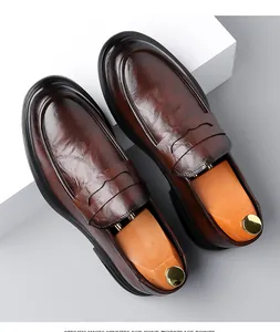 Bovenaanzicht van klassieke donkerbruine leren loafers met een glanzende afwerking