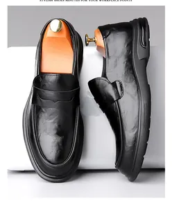 Close-up van zwarte leren herenloafers in een professionele werkomgeving voor heren