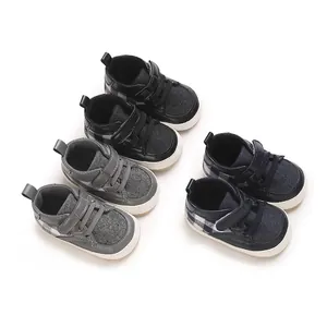 Trois paires de chaussures de marche antidérapantes pour bébé en noir, gris et bleu.