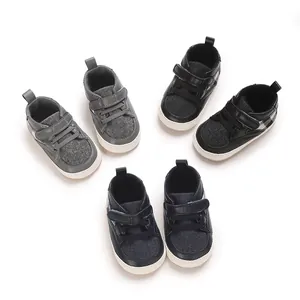 Sélection de baskets bébé antidérapantes en gris noir et marine montrant le choix