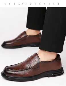 Detailopname van de bruine leren herenloafers met een klassiek en strak zakelijk ontwerp