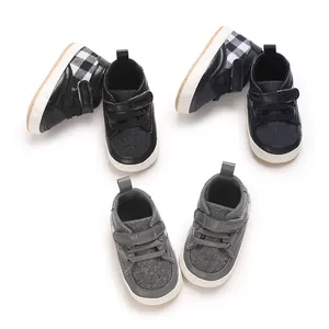 Vue détaillée de chaussures de marche antidérapantes pour nouveau-nés en noir, bleu et gris