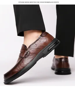 Close-up van elegante bruine leren heren loafers met dikke gedempte zolen voor zakelijk
