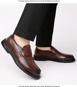 Zijaanzicht detail van stijlvolle bruine heren loafers van leer voor zakelijk gebruik