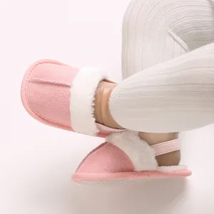 Nahaufnahme von rosa Baby-Winterhausschuhen mit Kunstpelzbesatz und Fersenriemen