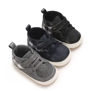 Vue détaillée de trois paires de chaussures de marche antidérapantes pour bébé en gris et bleu