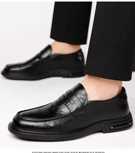 Zijaanzicht detail van heren zwarte lederen loafers voor formele kantoorkleding
