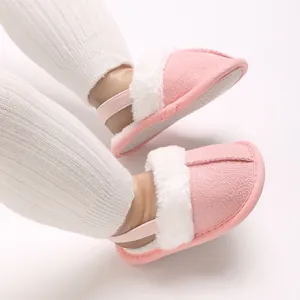 Detailansicht rosa Baby-Lernlaufschuhe mit weichen Sohlen und weißem Plüschbesatz