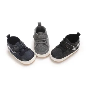 Vue détaillée de chaussures de marche pour bébé antidérapantes en bleu et gris.