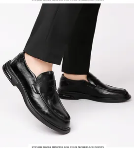 Gedetailleerde weergave van zwarte herenloafers van leer met een hippe luchtkussenzool-detail.
