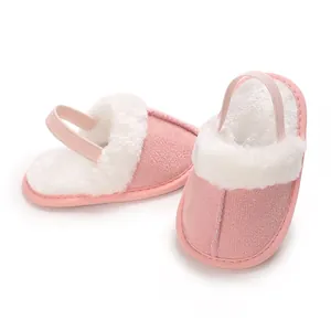Detailansicht von weichen rosa Baby-Winterschuhen mit warmem weißem Kunstfellfutter und Gummiband.