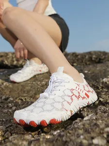 Scarpe da scoglio bianche traspiranti con suola rossa antiscivolo per spiaggia e attività outdoor.