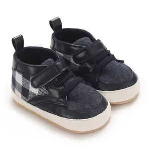 Vue détaillée des chaussures de marche pour bébé à carreaux bleu marine avec semelles