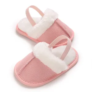 Detailansicht rosa Babyhausschuhe mit weichem weißem Kunstpelzbesatz und Fersenriemen