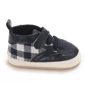 Détail de la chaussure de marche pour bébé à carreaux bleu marine et blanc velcro