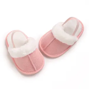 Nahaufnahme der rosa Plüsch-Babyschuhe mit weißem Kunstfell und elastischem Fersenband