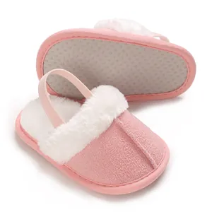 Detailansicht rosa Baby-Hausschuhe mit weißem Fellbesatz und elastischem Fersenriemen