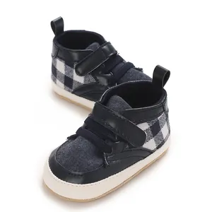 Détail de chaussures de marche pour bébé à carreaux bleu marine avec semelle souple.