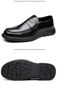 Gedetailleerd overzicht van zwarte lederen loafers met een rubberen zool met sterpatroon