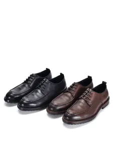 Comparación de zapatos derby de cuero para hombre en negro y marrón en estudio