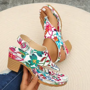 Retro-Sandalen mit Blumenstickerei, hohem Absatz, Zehensteg und Schnalle für den Sommer
