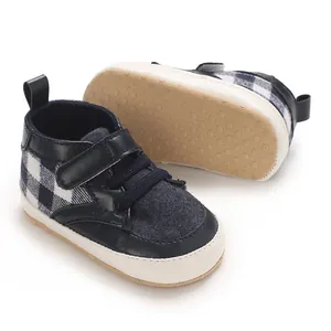 Vue détaillée de chaussures de marche bébé à carreaux bleu marine antidérapantes