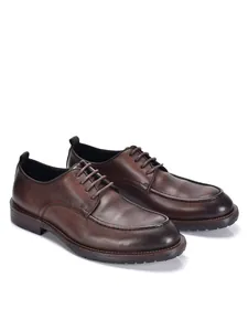 Vista lateral de zapatos derby de cuero hechos a mano marrón oscuro con acabado vintage moda