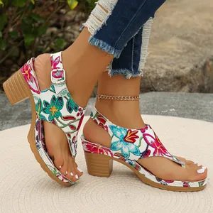 Vintage-Sandalen mit Blumenstickerei, stabilen Absätzen und verstellbaren Schnallenriemen
