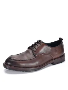 Vista detallada de los zapatos derby de cuero marrón hechos a mano para hombres